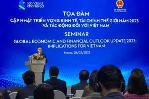 Ông Tim Leelahaphan, chuyên gia kinh tế phụ trách Thái Lan và Việt Nam, Ngân hàng Standard Chartered phát biểu tại Toạ đàm.