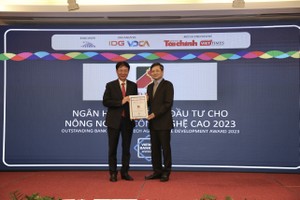 Đại diện Agribank (trái) nhận Giải thưởng “Ngân hàng hỗ trợ đầu tư cho nông nghiệp công nghệ cao”.