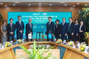 Đại diện BIDV và JCB tại Lễ ra mắt Thẻ tín dụng quốc tế BIDV JCB Ultimate. 