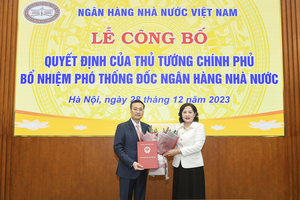 Thừa ủy quyền của Thủ tướng Chính phủ, Thống đốc NHNN Nguyễn Thị Hồng trao Quyết định bổ nhiệm của Thủ tướng Chính phủ cho ông Phạm Quang Dũng.