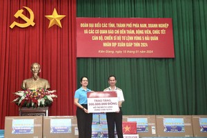 Đại diện Agribank, bà Nguyễn Thị Phượng, Phó tổng giám đốc đã trao tặng một phần quà của Ngân hàng tới Bộ Tư lệnh Vùng 5 Hải Quân