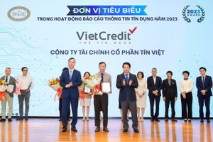 Đại diện VietCredit nhận giải “Đơn vị tiêu biểu trong hoạt động báo cáo thông tin tín dụng năm 2023” được trao bởi ông Phạm Tiến Dũng, Phó Thống đốc Ngân hàng Nhà nước Việt Nam và ông Cao Văn Bình, Tổng giám đốc CIC.
