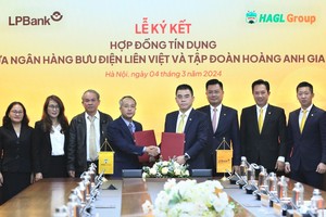 Đại diện lãnh đạo hai đơn vị thực hiện nghi thức ký kết hợp tác
