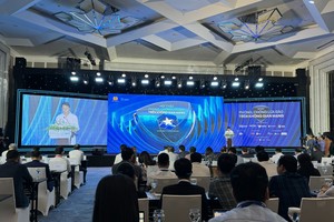 Thượng tướng Lương Tam Quang, Ủy viên Trung ương Đảng, Thứ trưởng Bộ Công an, Chủ tịch Hiệp hội An ninh mạnh Quốc gia phát biểu tại Hội thảo