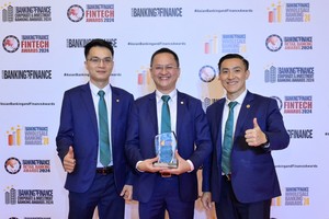 Đại diện BIDV nhận giải thưởng