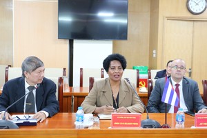 Bà Juanna Lilia Delgado Portal, Bộ trưởng, Chủ tịch Ngân hàng Trung ương Cuba trao đổi tại buổi làm việc với NHCSXH