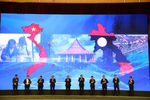 Thủ tướng Phạm Minh Chính và Thủ tướng Sonexay Siphandone cùng đại diện lãnh đạo Bộ Kế hoạch Đầu tư, NHTW hai nước, đại diện lãnh đạo NAPAS và LAPNet đã thực hiện nghi thức ra mắt dịch vụ thanh toán bán lẻ song phương sử dụng mã QR giữa Việt Nam và Lào.