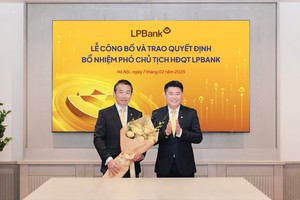 Ông Nguyễn Đức Thụy – Chủ tịch HĐQT LPBank (phải) tặng hoa chúc mừng ông Phạm Phú Khôi (trái)