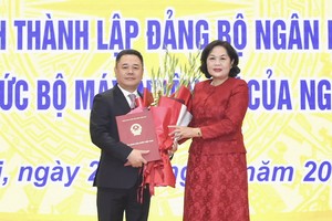 Thống đốc Nguyễn Thị Hồng đã trao quyết định và chúc mừng ông Nguyễn Ngọc Cảnh được bổ nhiệm giữ chức Phó Thống đốc NHNN.