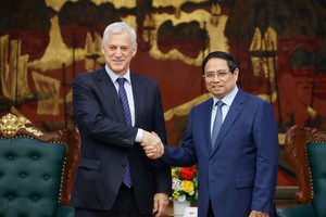 Ông Bill Winters, Tổng giám đốc toàn cầu ngân hàng Standard Chartered Việt Nam diện kiến Thủ tướng Chính phủ Việt Nam Phạm Minh Chính.