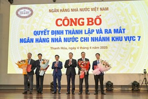 Phó Thống đốc NHNN Phạm Quang Dũng trao quyết định cho Ban lãnh đạo NHNN Khu vực 7