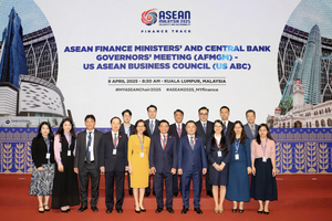 Đoàn Bộ Tài chính và Ngân hàng Nhà nước Việt Nam chụp ảnh lưu niệm tại Hội nghị AFMGM và các sự kiện liên quan