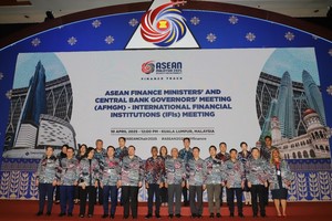 Các Thống đốc NHTW và Bộ trưởng Tài chính ASEAN chụp ảnh lưu niệm tại Hội nghị AFMGM