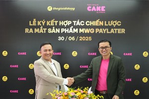 Ông Trương Hồng Hoàng, Giám đốc Phát triển kinh doanh ngành hàng dịch vụ của Thế giới Di động và ông Nguyễn Hữu Quang, CEO Ngân hàng số Cake công bố ra mắt sản phẩm MWG Paylater