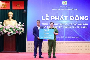 Tổng Giám đốc BIDV Lê Ngọc Lâm trao kinh phí ủng hộ Quỹ PTDLQG