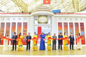 Khai mạc gian trưng bày Triển lãm thành tựu ngành Ngân hàng