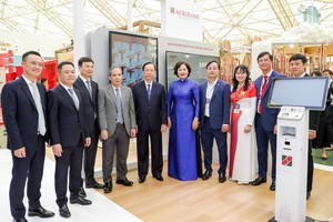 Thống đốc NHNN Nguyễn Thị Hồng và các đại biểu tham quan Gian hàng triển lãm của Agribank