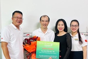 Đại diện Cấp ủy - Ban giám đốc, BCH Công đoàn, BCH Đoàn Thanh niên tặng hoa và khen thưởng tinh thần trách nhiệm của anh Nguyễn Đức Tín.