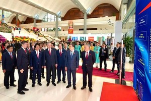 Các vị lãnh đạo cao cấp thăm khu vực trưng bày và nghe ông Phan Đức Trung chia sẻ về Mạng Dịch vụ Đa chuỗi Blockchain Việt Nam (VBSN).