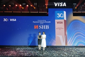 Đại diện SHB nhận giải thưởng vinh danh “Ngôi sao tăng trưởng thẻ năm 2025”