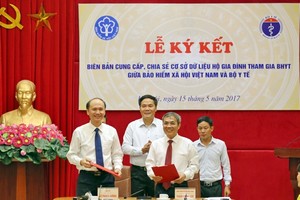 Phó tổng giám đốc Bảo hiểm xã hội Việt Nam 
 Phạm Lương Sơn và Thứ trưởng Bộ Y tế Lê Quang Cường ký và bàn giao biên bản 