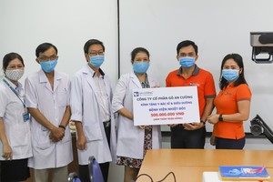 Đại diện An Cường tặng 500 triệu đồng cho Y- Bác Sỹ và Điều dưỡng BV Nhiệt Đới.