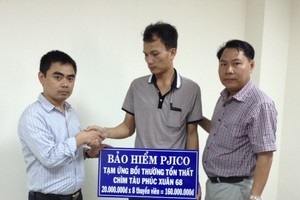 Ông Hoàng Thanh Tùng – PTP. BH Tàu thủy Tổng công ty trao tiền tạm ứng bồi thường cho các trường hợp thuyền viên mất tích