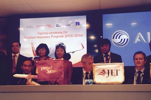Ông Trần Thiết Hà – Giám đốc Ban bảo hiểm Dầu khí - Hàng không Tổng Công ty Bảo hiểm Bảo Việt tại lễ ký thỏa thuận cung cấp dịch vụ bảo hiểm cho Vietjet Air - Paris Air Show 2015