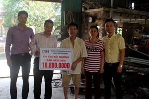 BSH trao bồi thường bảo hiểm tai nạn hộ sử dụng điện