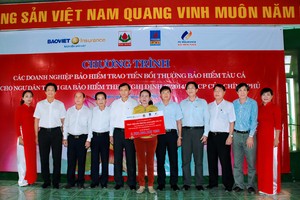 Các doanh nghiệp bảo hiểm trao tiền bồi thường cho bà Phạm Thị Bê