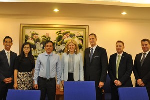 Cục trưởng Phùng Ngọc Khánh và bà Susan Greenwell tại buổi làm việc