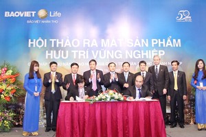 Ông Mai Xuân Dũng, Phó Tổng giám đốc Vinare ký kết Hợp đồng mua bảo hiểm hưu trí Vững nghiệp