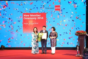 Lãnh đạo Tập đoàn Bảo Việt - ông Phạm Ngọc Tú, Phó giám đốc phụ trách Khối Quản lý Tài chính nhận Chứng nhận Doanh nghiệp đối tác ACCA từ bà Alexandra Chin JP, Chủ tịch toàn cầu ACCA 