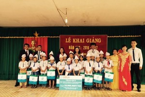 Ông Anton Chang, Tổng giám đốc Fubon Life Việt Nam trao quà cho học sinh có  hoàn cảnh gia đình khó khăn tại 

trường Tiêu học xã Diễn Thành huỵện Diễn Châu, Nghệ An

 
