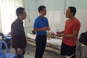 Ðại diện Bảo hiểm Bảo Việt tới thãm hỏi các nạn nhân trong vụ tai nạn