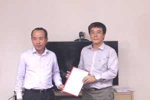 Chủ tịch IAV Phan Kim Bằng (bên trái) trao quyết định bổ nhiệm cho ông Ngô Trung Dũng