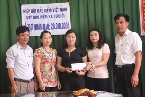 Quỹ Bảo hiểm xe cơ giới  trao hỗ trợ nhân đạo cho nạn nhân ở Nghệ An