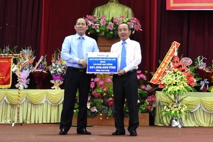 Lãnh đạo Bảo Việt trao học bổng Quỹ Khuyến học Bảo Việt tại tỉnh Phú Thọ 
