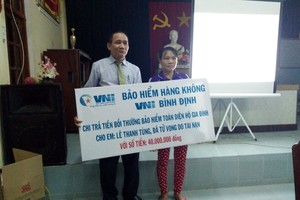 VNI trao 40 triệu đồng bồi thường bảo hiểm hộ gia đình nạn nhân bị đuối nước tại Bình Định 