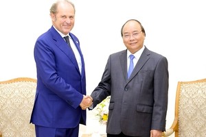 Thủ tướng Nguyễn Xuân Phúc (phải) tiếp ông Philippe Donnet.