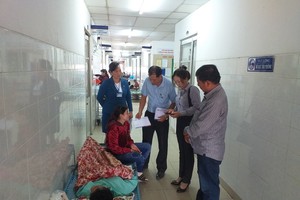 Đại diện Bảo hiểm Hàng Không và chủ xe container mang biển kiểm soát 62C-043.48 hỏi thăm những nạn nhân bị thương đang điều trị tại bệnh viện