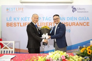 Ông Cao Bá Cảnh, Tổng giám đốc Best Life và lãnh đạo Liberty ký kết hợp tác