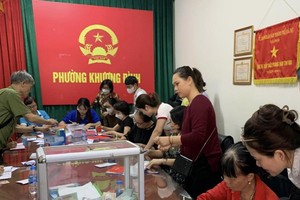 Người dân và các đoàn thể khuyên góp hỗ trợ các nạn nhân vụ cháy chung cư mini