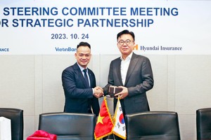 Ông Nguyễn Huy Quang, Chủ tịch HĐQT VBI chụp ảnh kỷ niệm cùng ông Han Jae-Weon - Phó tổng giám đốc HMFI