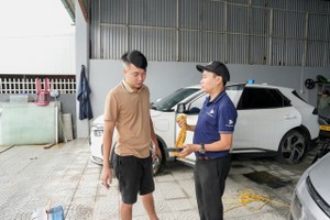 Đại diện Bảo hiểm VietinBank chi nhánh Kiên Giang trao quyền lợi bảo hiểm cho đại diện gia đình ông Trần Đình Bửu