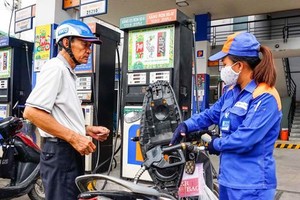 Giá xăng tăng chiều 1/6 đang làm "nóng" nghị trường Quốc hội.