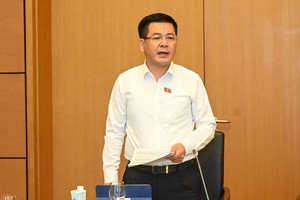 Bộ trưởng Công Thương Nguyễn Hồng Diên giải trình tại tổ về Luật Dầu khí (sửa đổi) chiều 3/6 (Ảnh: M.M)