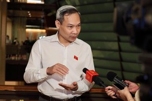 ĐBQH Phan Đức Hiếu trả lời phỏng vấn ở hành lang Quốc hội sáng 3/6 (ảnh: Minh Minh)