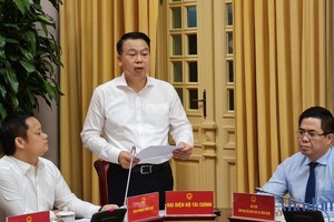 Thứ trưởng Bộ Tài chính Nguyễn Đức Chi trả lời báo chí.