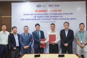 Đại diện FPT IS và BIDC ký biên bản nghiệm thu dự án.
